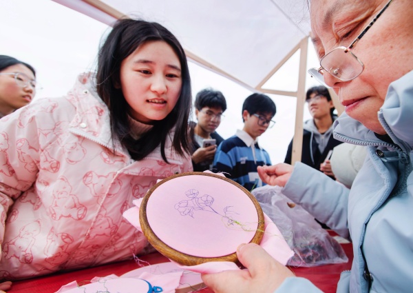 体验三峡刺绣。冉孟军摄