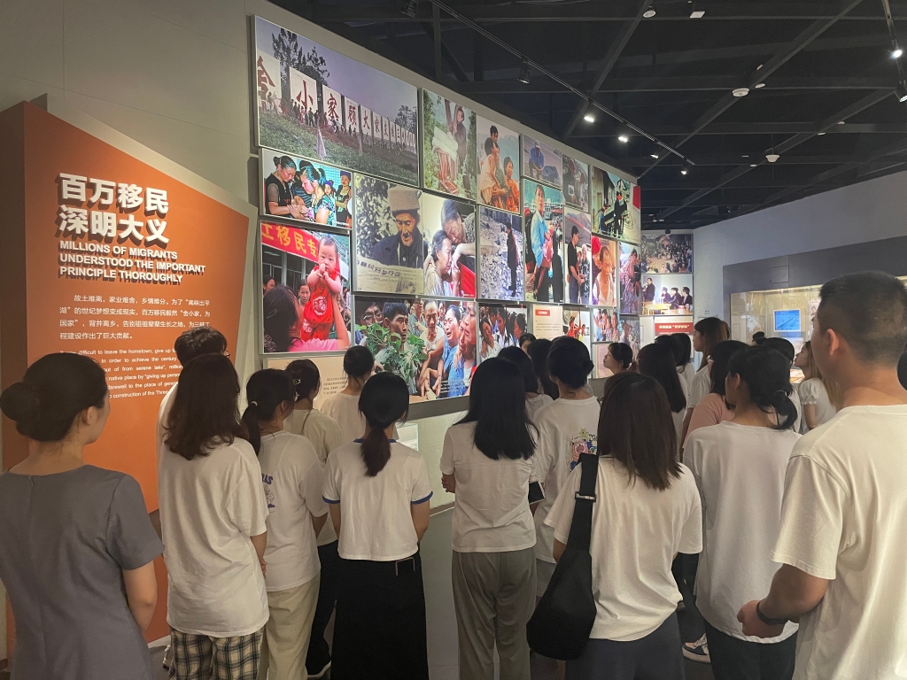 在三峡移民纪念馆，同学们瞻仰纪念馆中的文物与模型。万州区委宣传部供图 华龙网发