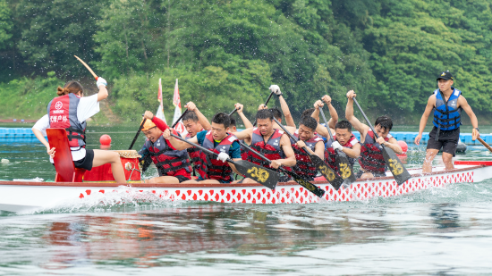 图为三峡学院学子在比赛过程中加速冲刺。主办方 供图